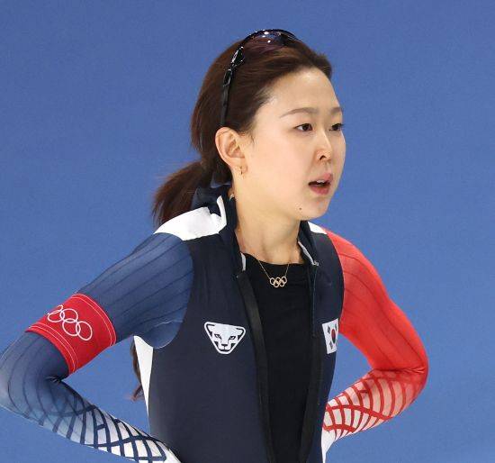 한국 빙속 여자 단거리 국가대표 김민선(의정부시청)은 16일(한국시간) 이탈리아 밀라노 스피드스케이팅 스타디움에서 열린 2026 밀라노·코르티나담페초 동계올림픽 스피드스케이팅 여자 500m 결승에서 38초01의 기록으로 결승선을 통과해 14위를 기록했다. 함께 출전한 이나현(한국체육대)은 37초86을 기록해 10위에 올랐다. 지난 2018 평창 대회 여자 500m에서 16위를 기록하고2022 베이징 대회 500m에서 7위를 차지했던 김민선은 세 번째 올림픽 무대에서 아쉬운 결과를 남기자 공동취재구역(믹스트존)에서 취재진과 인터뷰를 하던 중 눈물을 쏟아냈다. 연합뉴스