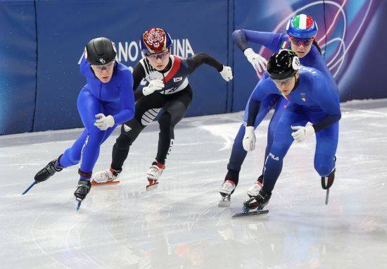 한국 여자 쇼트트랙 간판 최민정(성남시청)은 16일(한국시간) 이탈리아 밀라노 아이스스케이팅 아레나에서 열린 2026 밀라노·코르티나담페초 동계올림픽 쇼트트랙 여자 1000m 준결승 2조에서 1분28초407의 기록으로 4위를 차지했다. 준결승 조 2위 안에 들지 못하면서 최민정은 메달이 걸려 있는 파이널A(결승)에 올라가지 못하고, 순위 결정전인 파이널B로 향했다. 지난 2022 베이징 올림픽 여자 1000m 은메달리스트 최민정은 결승 진출에 실패하자 아쉬운 심정을 감추지 못했다. 연합뉴스