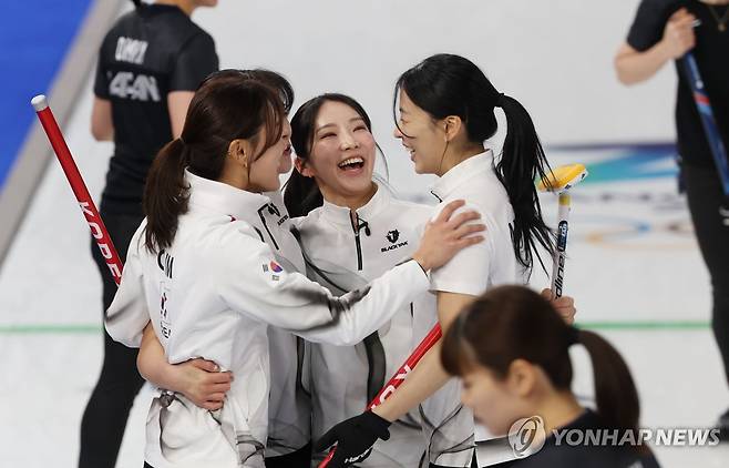 컬링 한일전, 기분좋은 승리 (코르티나담페초=연합뉴스) 서대연 기자 = 15일(현지시간) 이탈리아 코르티나담페초 컬링 올림픽 스타디움에서 열린 2026 밀라노ㆍ코르티나담페초 동계올림픽 컬링 여자 라운드로빈 한국과 일본의 경기에서 한국 대표팀이 이긴 뒤 기뻐하고 있다. 2026.2.16 dwise@yna.co.kr