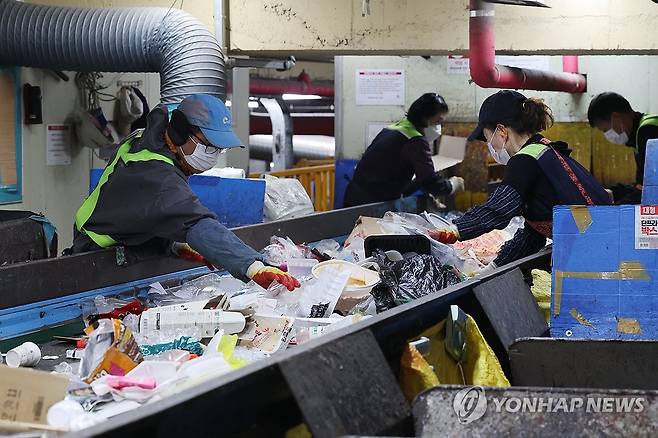 지난달 26일 서울 도봉구 재활용 선별장 대형동 선별동에서 직원들이 선별 작업을 하고 있다. [연합뉴스 자료사진]