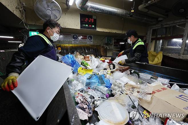 지난달 26일 서울 도봉구 재활용 선별장 대형동 선별동에서 직원들이 선별 작업을 하고 있다. [연합뉴스 자료사진]