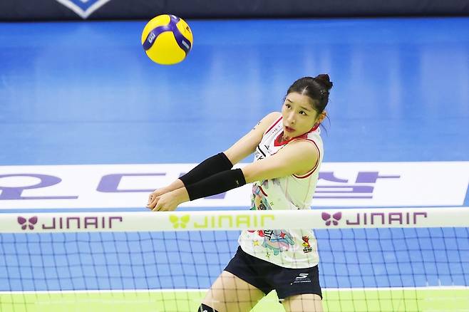 리시브하는 인쿠시 (수원=연합뉴스) 홍기원 기자 = 25일 경기도 수원실내체육관에서 열린 프로배구 V리그 여자부 현대건설 힐스테이트와 정관장 레드스파크스의 경기. 정관장 인쿠시가 리시브를 하고 있다. 2025.12.25.  xanadu@yna.co.kr