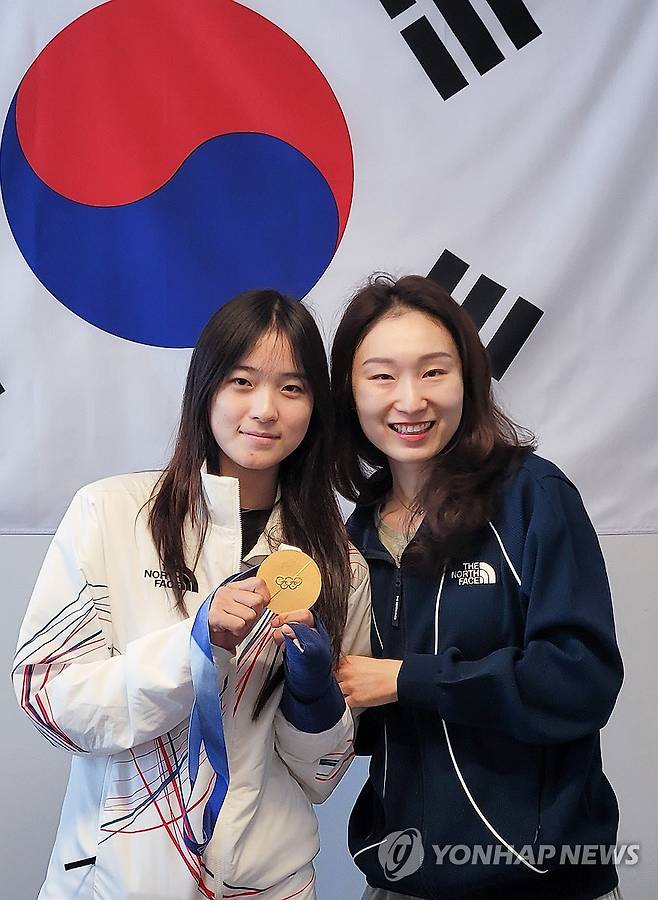 만남 가진 최가온-최민정 (서울=연합뉴스) 대한민국 대표팀 간판 최민정(오른쪽)과 스노보드 여자 하프파이프에서 금메달을 차지한 최가온이 15일(현지시간) 이탈리아 밀라노 선수촌에서 만남을 가진 뒤 기념촬영하고 있다. 2026.2.15 [대한체육회 제공. 재판매 및 DB 금지] photo@yna.co.kr