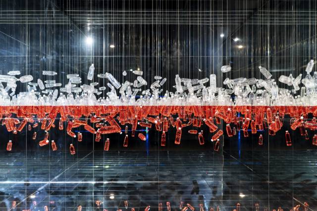 이창진, 수평(센텀) Water always finds it’s own level (Centum), 2025. pet bottle, water, ink, wire, dimensions variable ⓒ이창진, 뮤지엄 원 제공