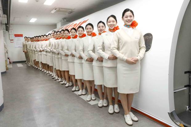 구두 대신 스니커즈 근무화를 신은 제주항공 객실 승무원들의 모습/ 사진=제주항공 제공