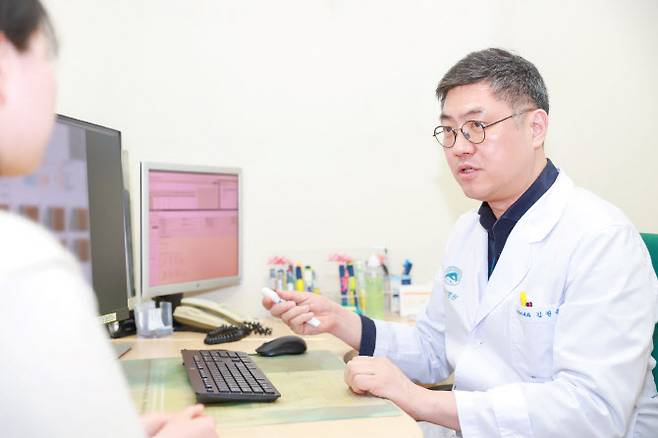 강릉아산병원 김원준 비만대사질환센터장이 주사형 비만치료제에 대해 설명하고 있다.