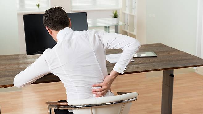 직장인의 만성 허리통증과 손목통증은 잘못된 생활 습관과 반복 사용이 원인이 되는 경우가 많다｜출처: 클립아트코리아