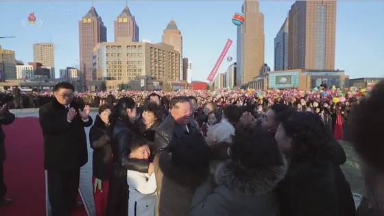 북한 김정은 국무위원장과 딸 주애가 16일 평양 화성지구 1만 세대 '살림집' 준공식에 참석해 새 주택 입주자들을 축하하고 있다. 〈출처: 조선중앙TV 캡처〉