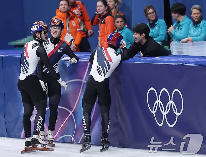 쇼트트랙 임종언(113), 이준서(112), 신동민(114), 이정민(111)이 16일(현지시간) 이탈리아 밀라노 아이스스케이팅 아레나에서 열린 2026 밀라노·코르티나담페초 동계올림픽 쇼트트랙 남자 5000m 계주 준결승에서 결승행을 확정 지은 후 황대헌과 기뻐하고 있다. 2026.2.16 ⓒ 뉴스1 김성진 기자