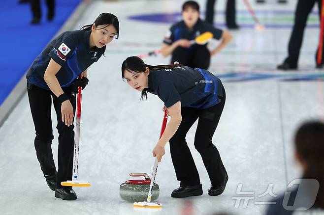 중국과 경기 중인 한국 여자 컬링 대표팀.ⓒ AFP=뉴스1