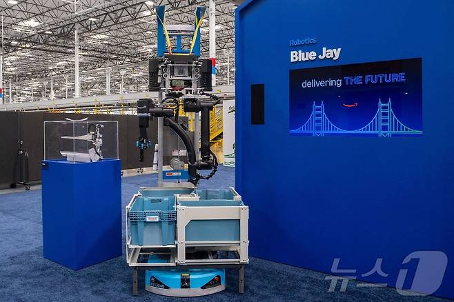 아마존이 22일(현지시간) 미국 캘리포니아주 밀피타스의 DUR3 배송센터에서 열린 '딜리버링 더 퓨처' 행사에서 물류를 분류하는 로봇 팔 '블루제이'(Blue Jay)를 공개했다. 2025.10.22. ⓒ 뉴스1 ⓒ AFP=뉴스1