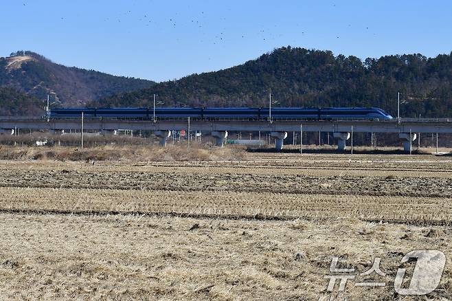 강원도 강릉에서 출발한 동해선 KTX-이음 열차가 포항시 북구 흥해읍 지나가고 있다.(뉴스1 DB) ⓒ 뉴스1 최창호 기자