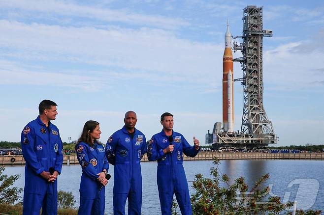 미 항공우주국(NASA)의 차세대 달 로켓인 스페이스 발사 시스템(SLS) 로켓과 아르테미스 2호에 탑승할 우주비행사들. 2026.01.17. ⓒ 로이터=뉴스1