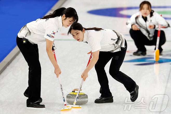 설날 덴마크와 맞대결하는 여자 컬링.  ⓒ AFP=뉴스1