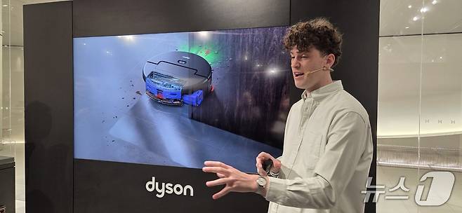 네이슨 로슨 맥클린 다이슨 시니어 디자인 매니저가 22일 여의도 더현대 서울 팝업스토어에서 다이슨 스팟앤스크럽(Spot+Scrub) Ai 로봇 청소기를 소개하고 있다. 2026.1.22/뉴스1