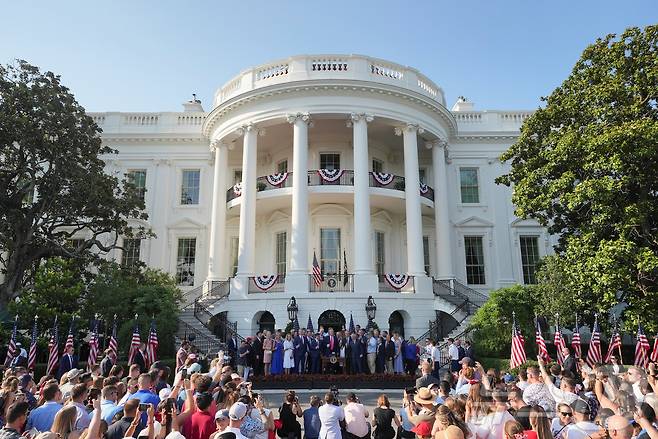 미국 독립기념일인 지난해 7월 4일(현지시간) 도널드 트럼프 미국 대통령이 워싱턴DC 백악관에서 군인 가족들과 함께한 피크닉 행사를 겸한 '하나의 큰 아름다운 법안'(One Big Beautiful Bill Act)에 서명한 후 단체 사진을 촬영하고 있다. 2025.07.05 ⓒ 로이터=뉴스1