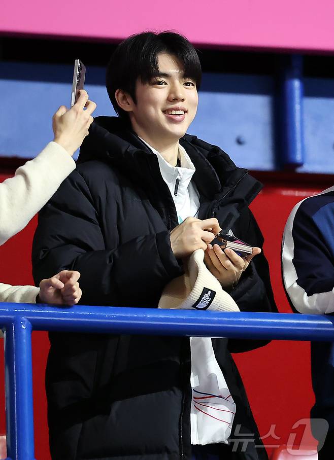 피겨 차준환이 14일(현지시간) 이탈리아 밀라노 아이스 스케이팅 아레나에서 열린 2026 밀라노·코르티나담페초 동계올림픽 쇼트트랙 남자 1500m 결승전을 관전하며 미소를 짓고 있다. 2026.2.15 ⓒ 뉴스1 김진환 기자