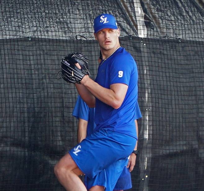 삼성 새 외국인 투수 매닝이 2026 스프링캠프에서 공을 던지고 있다. 사진 | 삼성 라이온즈