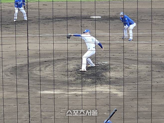 삼성 매닝이 17일 일본 오키나와 온나손 아카마 구장에서 열린 자체 청백전에서 백팀 선발투수로 올라와 투구하고 있다. 오키나와 | 김동영 기자 raining99@sportsseoul.com