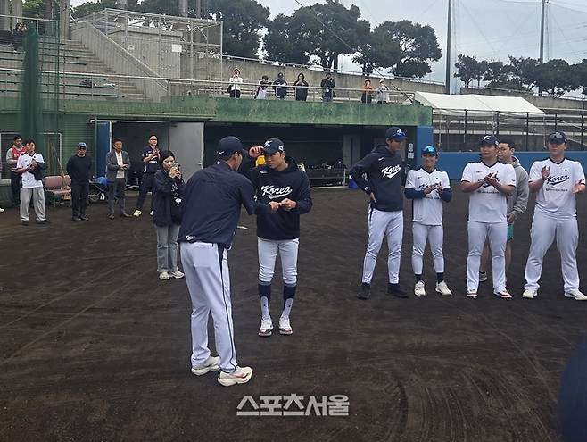 2026 WBC 대표팀 류지현 감독이 17일 설날을 맞아 세뱃돈을 준비했다. 야수조 대표 박해민이 나서 봉투를 받고 있다. 오키나와 | 김동영 기자 raining99@sportsseoul.com