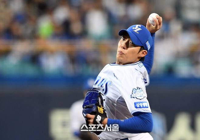삼성 원태인이 22일 대구삼성라이온즈파크에서 열린 2025 KBO리그 한화와 플레이오프 4차전에 선발 등판해 힘차게 공을 던지고 있다. 대구 | 박진업 기자 upandup@sportsseoul.com