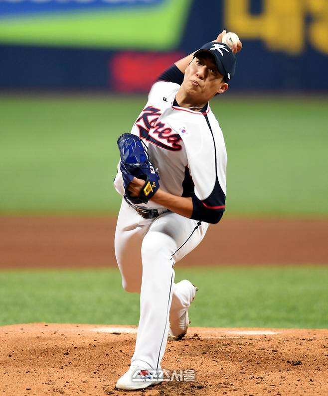 항저우 아시안게임 대한민국 야구 대표팀의 원태인이 26일 고척스카이돔에서 진행된 상무와 평가전에서 역투하고 있다. 고척 | 최승섭기자 thunder@sportsseoul.com