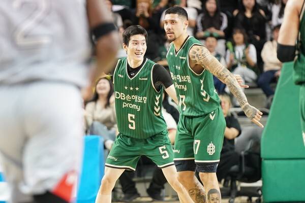 DB 정호영(왼쪽)과 알바노. /사진=KBL