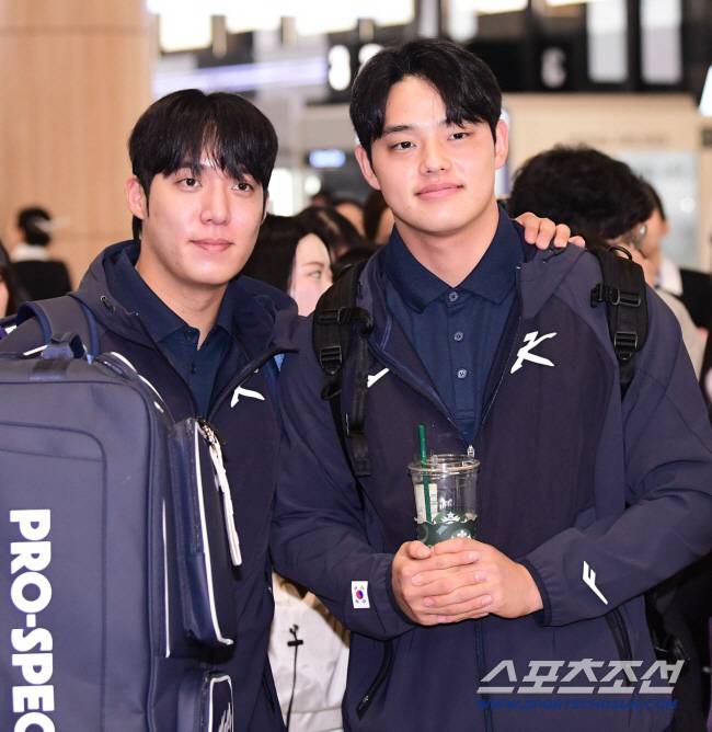 지난해 11월 도쿄돔 평가전을 앞두고 출국하는 원태인(왼쪽)과 문동주. 두사람 모두 부상으로 WBC 참가가 불발됐다. 스포츠조선DB