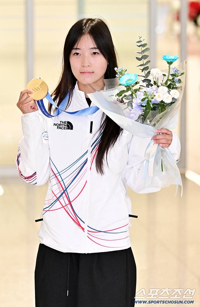 2026 밀라노 코르티나담페초 동계올림픽 스노보드 여자 하프파이프에서 금메달 획득한 최가온이 16일 인천국제공항을 통해 귀국했다. 최가온이 입국장을 나서고 있다. 인천공항=박재만 기자 pjm@sportschosun.com/2026.02.16/