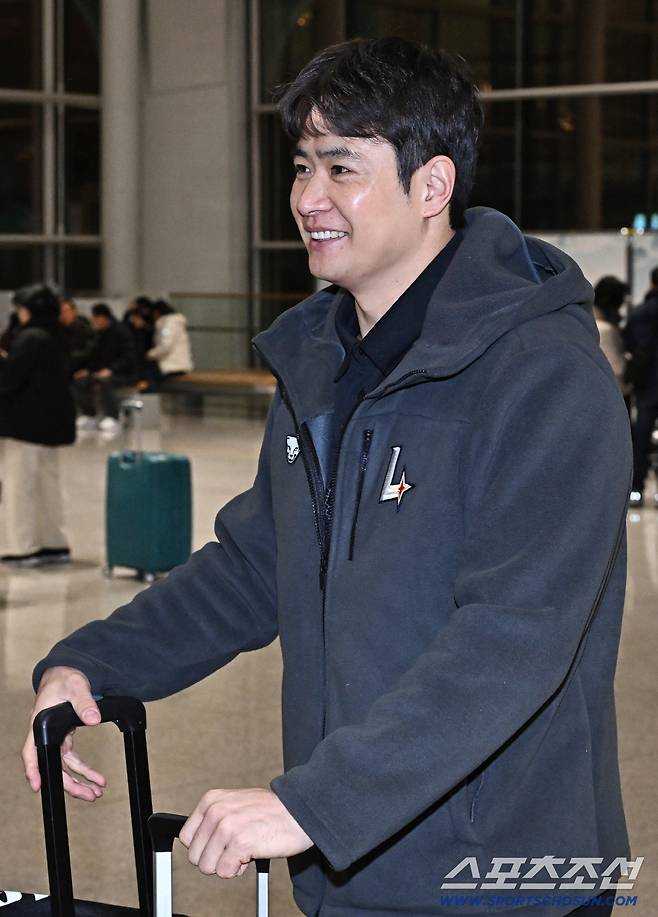 19일 오전 SSG 랜더스 선수들이 인천공항 제2터미널을 통해 1차 캠프지 미국 플로리다로 출국했다. 출국을 준비하고 있는 김재환. 인천공항=송정헌 기자songs@sportschosun.com/2026.01.19/