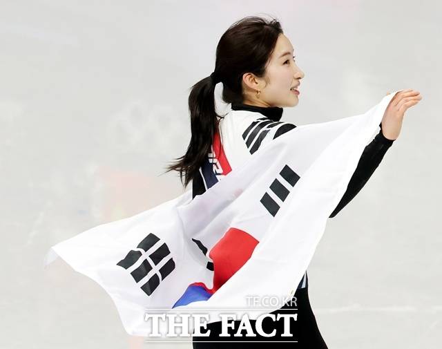 이재명 대통령이 김길리 선수의 쇼트트랙 여자 1000m 동메달 획득을 축하했다. 16일 (현지 시간) 이탈리아 밀라노 아이스 스케이팅 아레나 경기장에서 열린 2026 밀라노·코르티나담페초 동계올림픽 쇼트트랙 여자 1000m 결승에서 김길리가 동메달을 획득하고 태극기를 두르고 기뻐하고 있다. /밀라노=뉴시스 박주성 기자 =