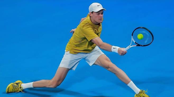 야닉 시너가 16일 도하 ATP 500 단식 1라운드에서 토마시 마하치와 격돌하고 있다. 사진 ATP 투어