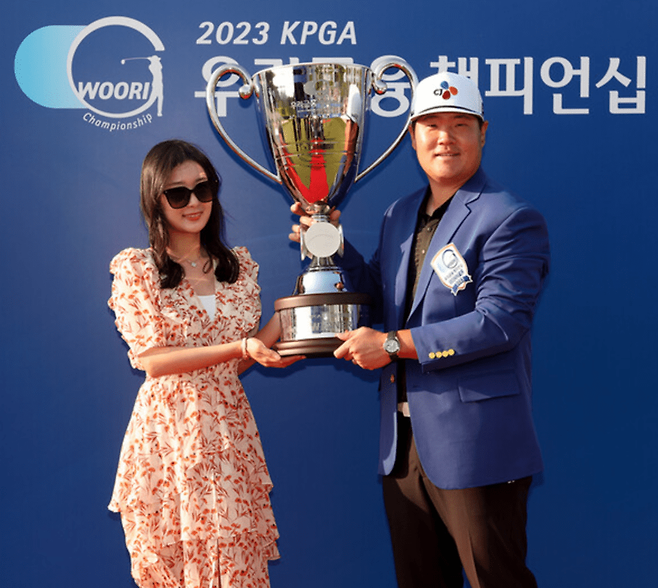 임성재가 국내 대회에서 우승한 뒤 아내와 트로피를 들어 올리고 있다. KPGA 제공