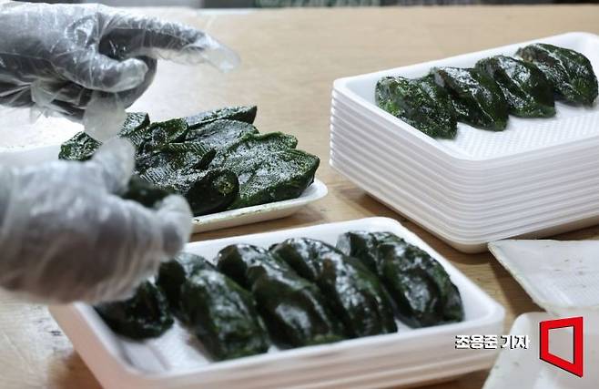 서울 동대문구 경동시장 상인이 송편을 담고 있다. 조용준 기자