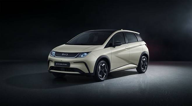 비야디(BYD)코리아가 11일 정식 판매를 시작한 소형 전기 해치백 돌핀. 기본 트림이 2450만 원으로 출시가 기준 국내 최저가 전기차다. BYD코리아