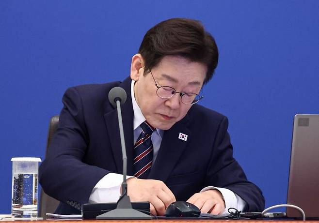 이재명 대통령이 12일 청와대에서 수석보좌관회의를 준비하고 있다. 청와대통신사진기자단, 연합뉴스