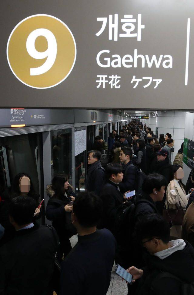 서울 지하철 9호선 종합운동장역 승강장. 연합뉴스.