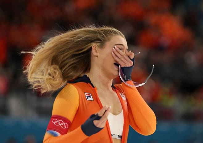 유타 레이르담 네덜란드 선수가 9일(현지시간) 이탈리아 밀라노 스피디스케이팅 스타디움에서 열린 2026 밀라노-코르티나담페초 동계올림픽 스피드스케이팅 여자 1000m 경기에서 우승한 후 눈물을 보이고 있다. 연합뉴스