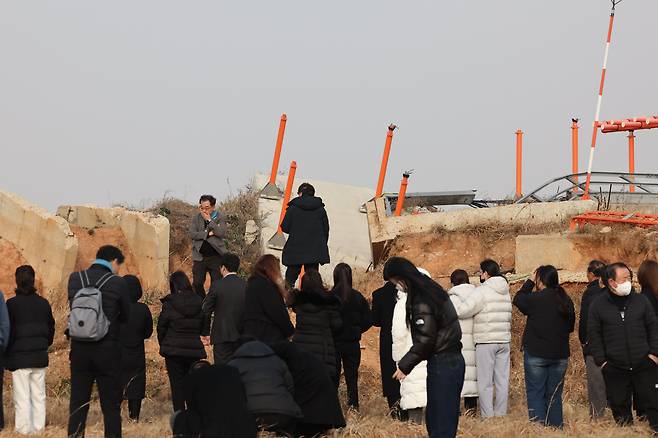 지난해 12월 29일 전남 무안공항에서 유가족들이 활주로 내 피해를 키운 원인으로 지목된 방위각 시설물(로컬라이저)을 가까이서 바라보고 있다./뉴스1