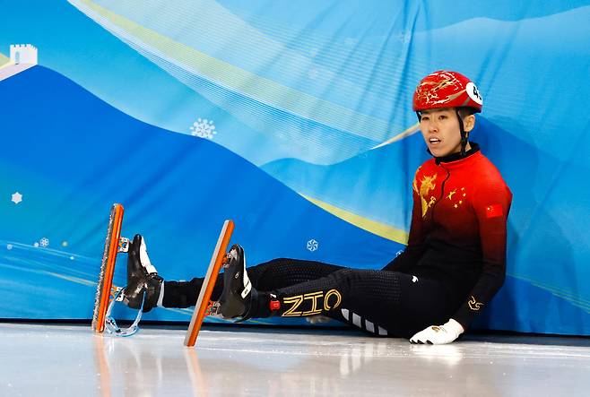경기 중 넘어져 허탈해하는 중국 쇼트트랙 선수 판커신. /로이터 연합뉴스