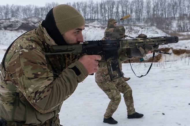 지난 13일 우크라이나 하르키우 훈련장에서 특수 경찰 부대 소속 우크라이나 군인들이 훈련에 참여하고 있다. /AP 연합뉴스
