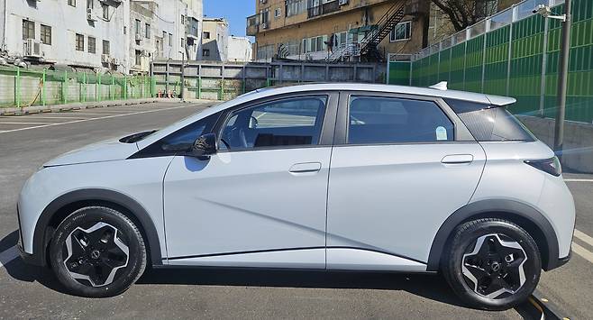BYD 돌핀의 측면. /김지환 기자