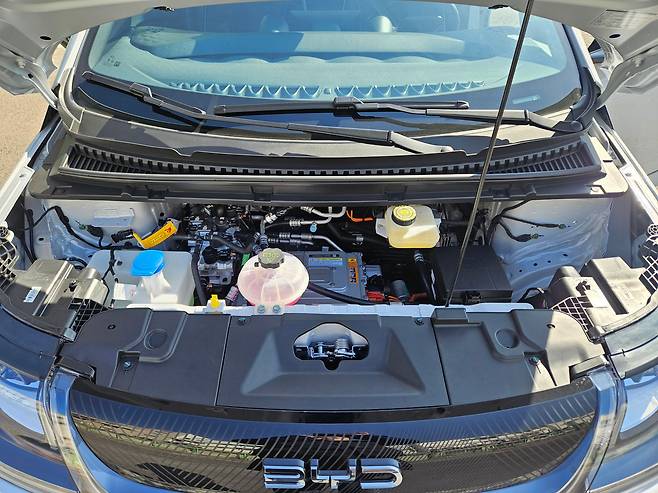 BYD 돌핀의 전동 파워트레인룸. /김지환 기자