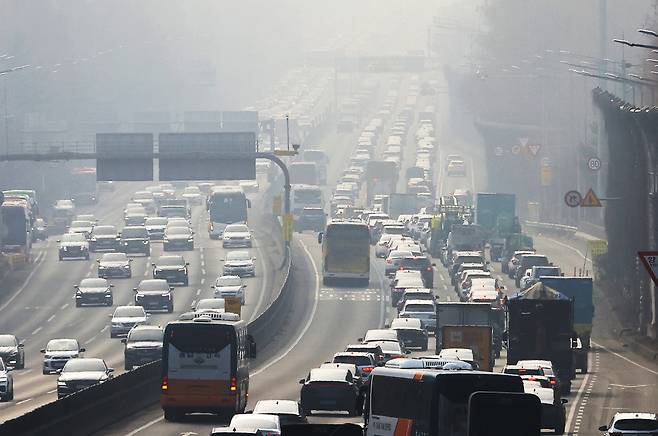 설 연휴 첫날인 14일 경부고속도로 서울 잠언 IC 인근이 서울을 빠져나가는 하행선 차량(오른편)으로 붐비고 있다. 연합뉴스