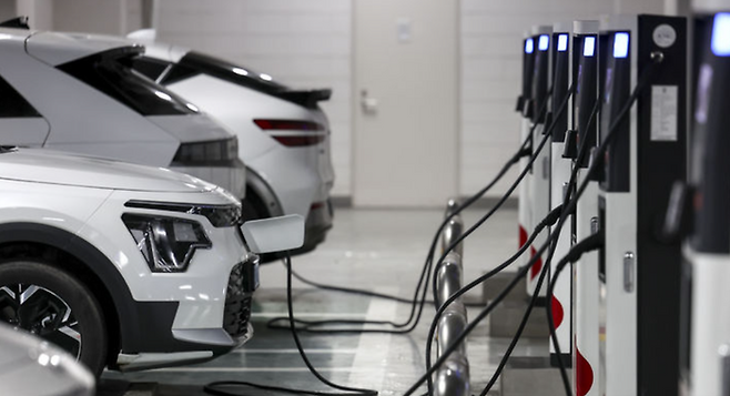 주차장 내 전기차충전소에서 전기차량이 충전되고 있다.ⓒ뉴시스