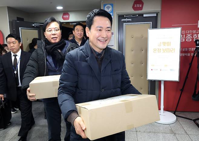 국민의힘 장동혁 대표(맨 앞)와 송언석 원내대표(장 대표 바로 뒤)가 13일 오전 서울 중구 중림종합사회복지관에서 설맞이 봉사활동을 하기 위해 이동하고 있다. 뉴시스