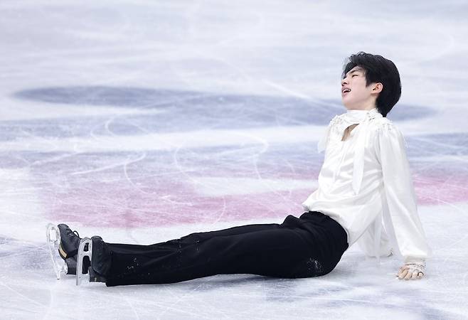 피겨 차준환이 13일(현지시간) 이탈리아 밀라노 아이스 스케이팅 아레나에서 열린 2026 밀라노·코르티나담페초 동계올림픽 피겨 스케이팅 남자 싱글 프리 스케이팅에서 연기를 마친 후 다리가 풀려 일어나지 못하고 있다.뉴스1