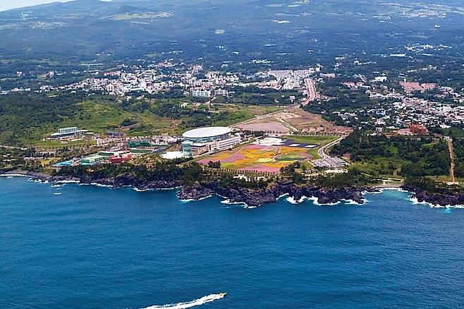 제주 중문관광단지 전경. 제주도는 관광·휴양시설 투자이민제 운영기간을 2027년 12월 31일까지 연장하기로 했다. /사진=뉴시스