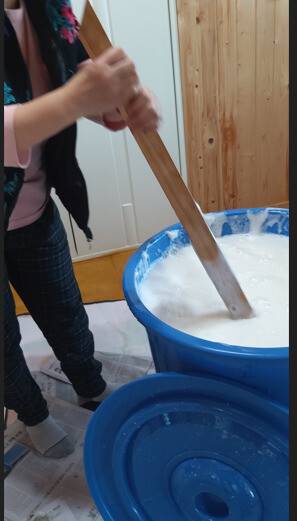 카놀라유와 가성가리(수산화칼륨) 등을 섞어서 농약의 효과를 높이는 천연 전착제를 만들고 있다. 천연유황농약을 뿌릴 때 함께 넣는다.