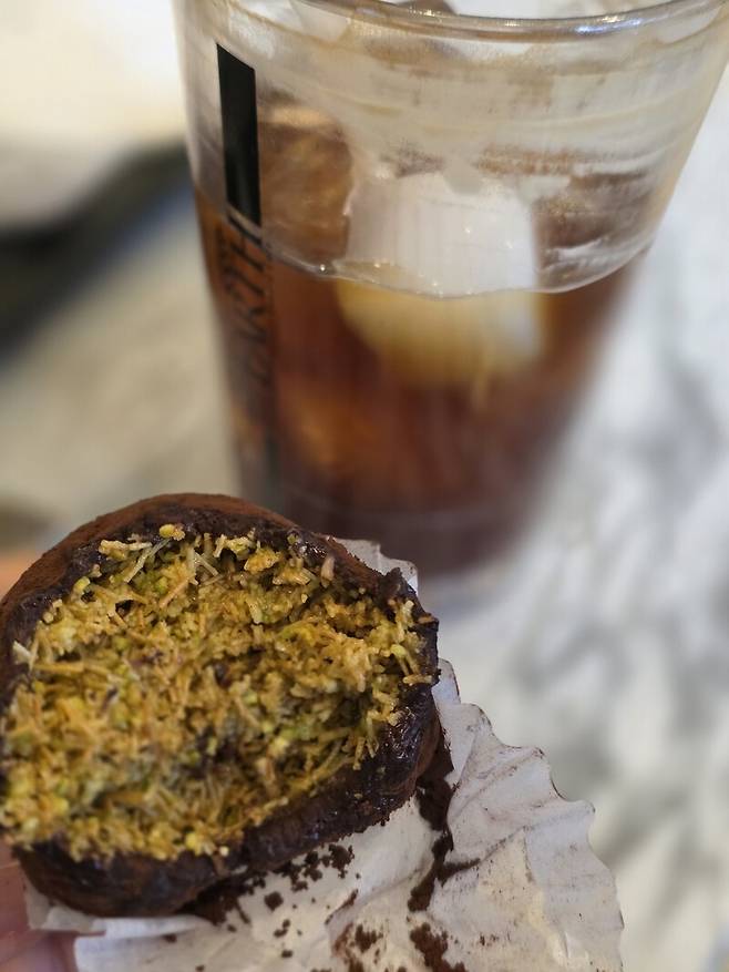 과천 프롬더어스의 두쫀쿠. 커피랑 마실 때가 항상 잘 어울린다고 생각한다.